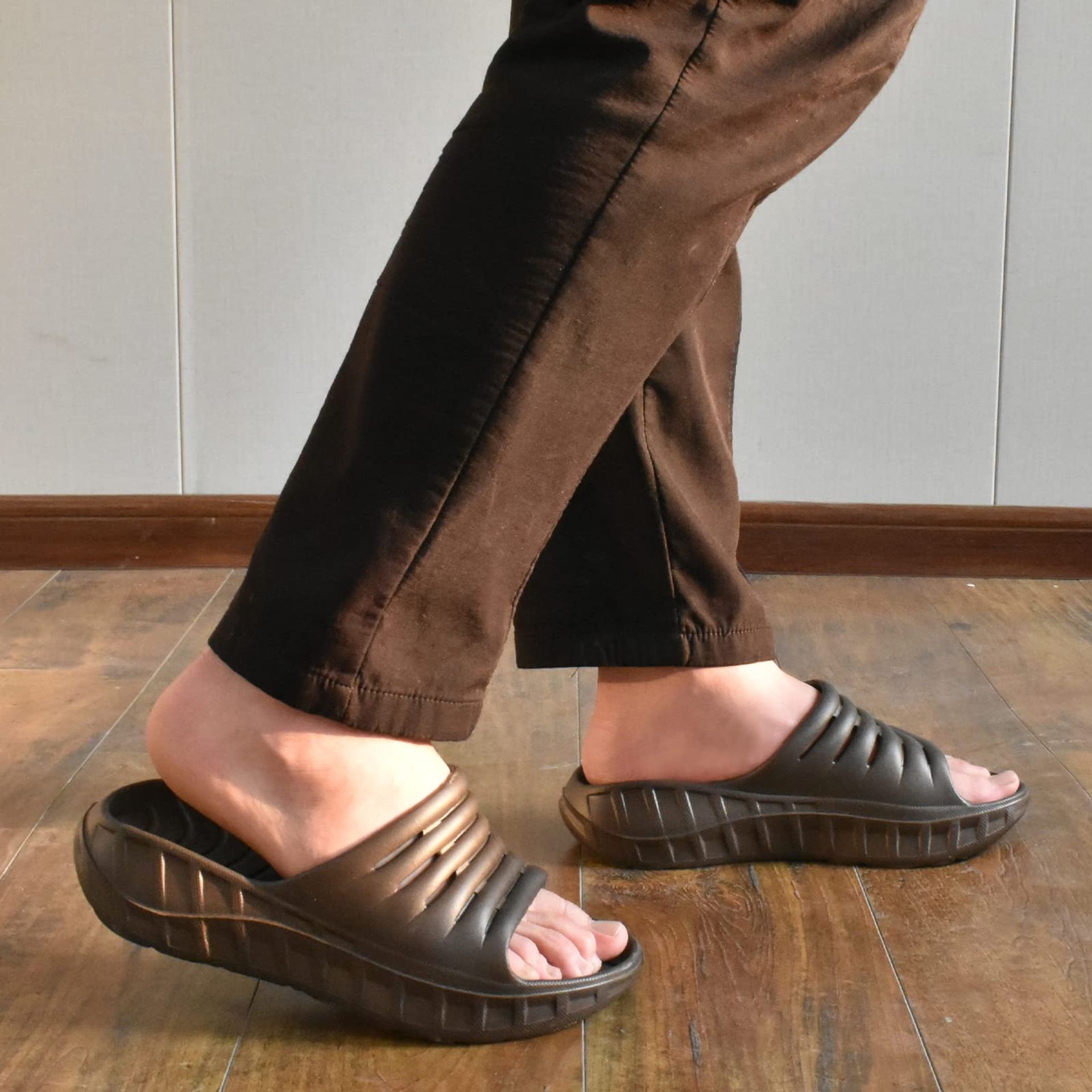 Men’s Kuailu Brown Recovery Sandals Adjustable Straps Size 10 or 43.5 Amazon.com | KuaiLu Men main image 2