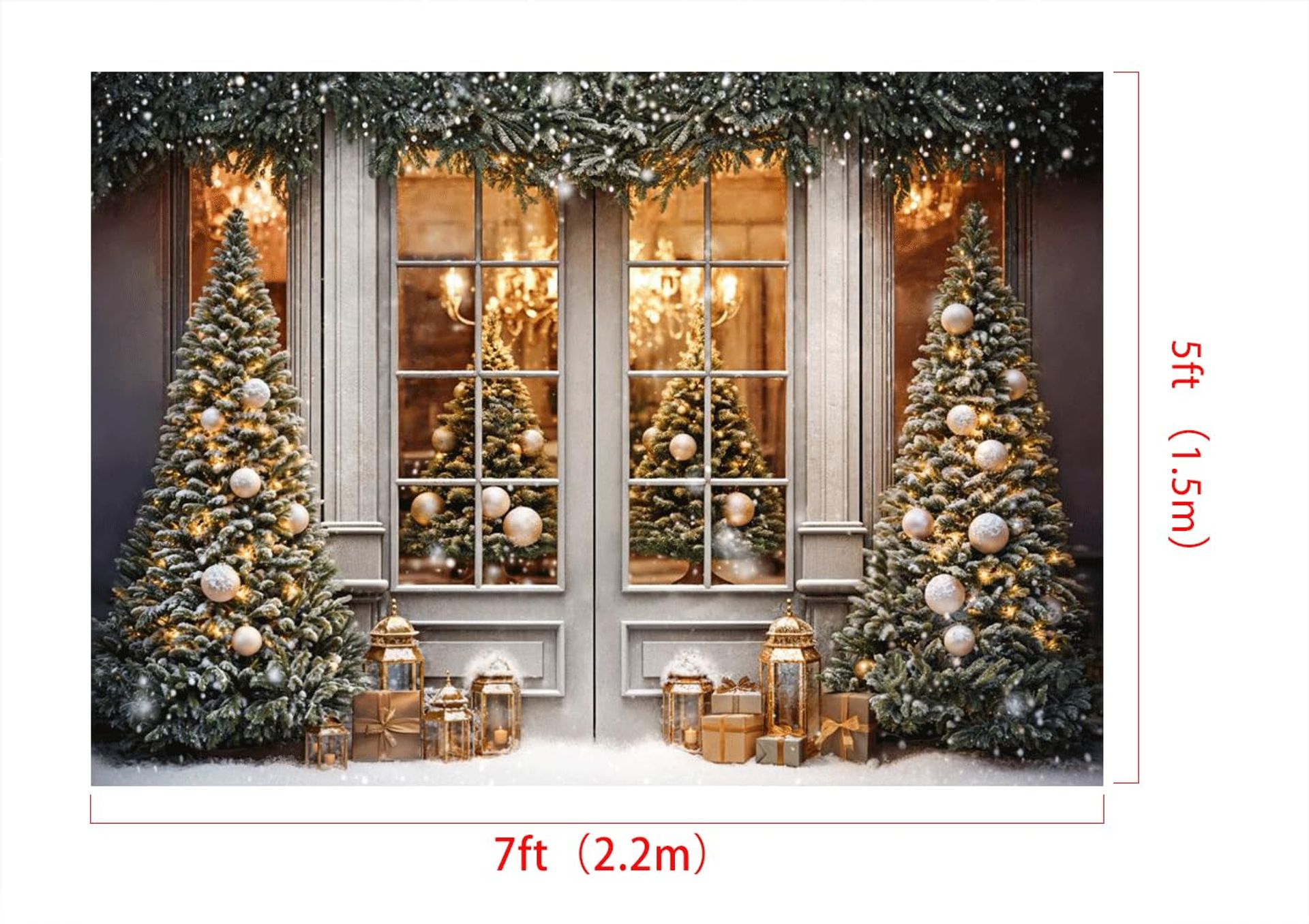 Kerstboom op de achtergrond van een brandende open haard close-up