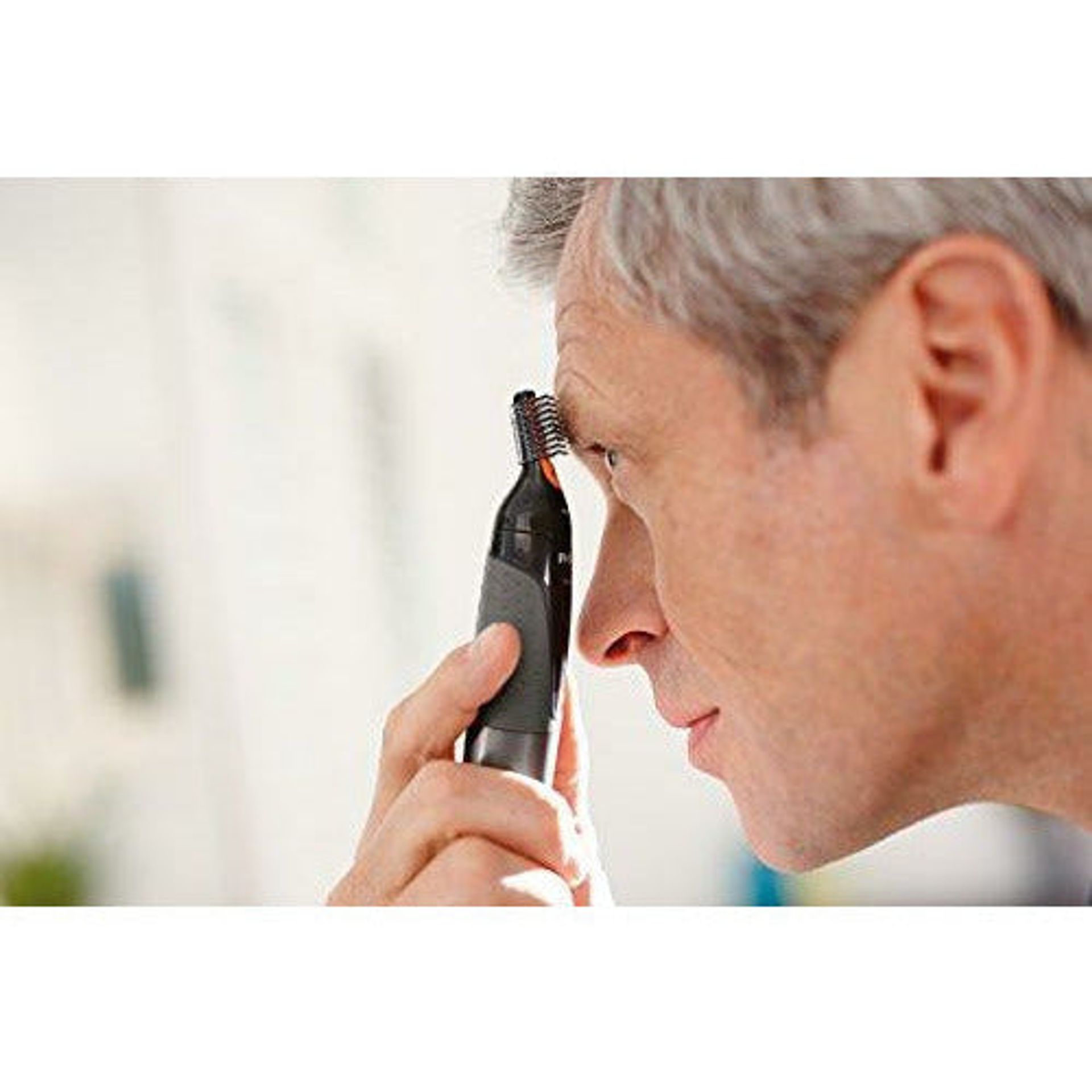 Philips Series 3000 Battery-Operated Nose, Ear & Eyebrow Trimmer