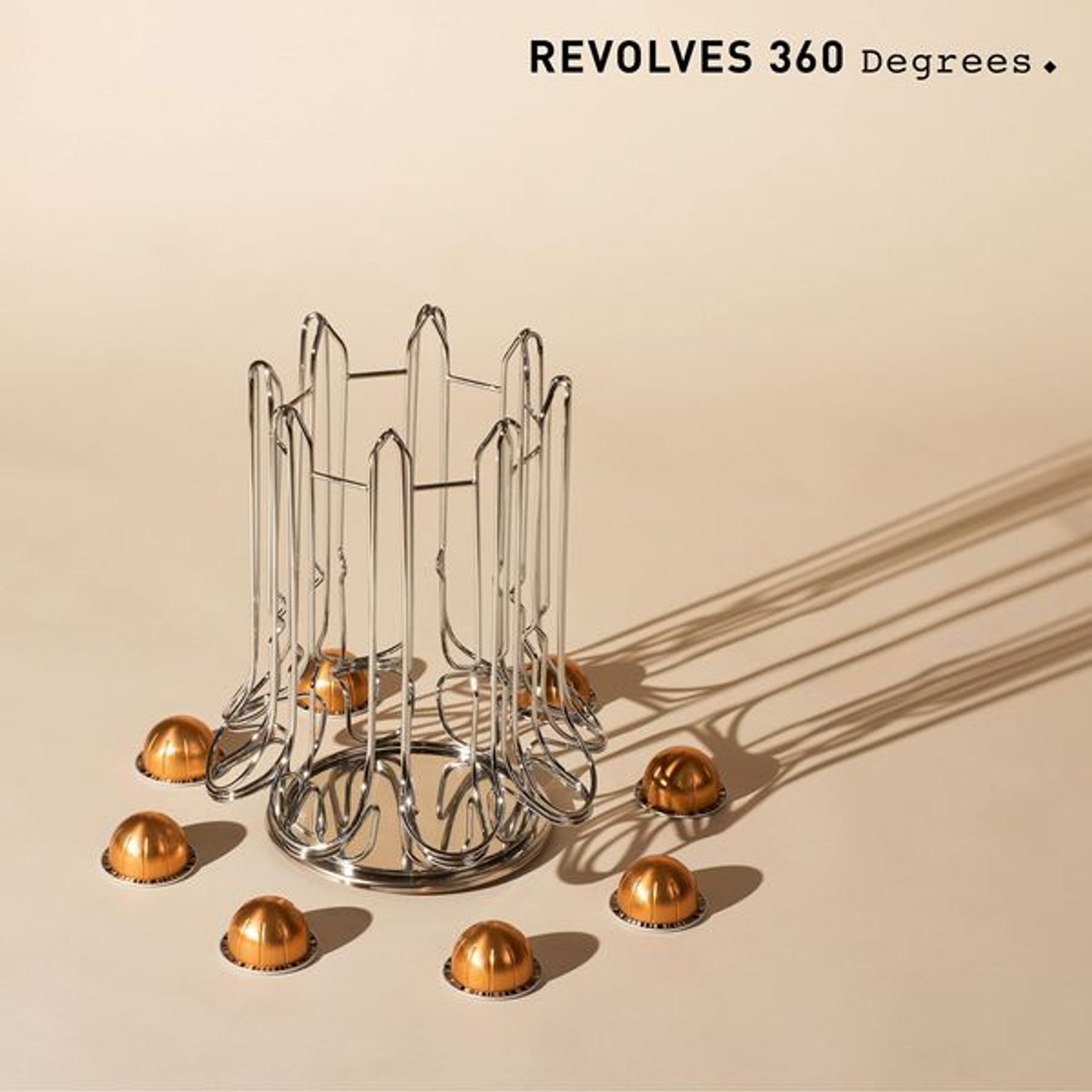 Peak Coffee Plateau Coulissant de Rangement 45 Capsules - Structure en Verre et Métal Noir pour Dosettes Machines à Café Nespresso Vertuo - 36x37x8,5 cm