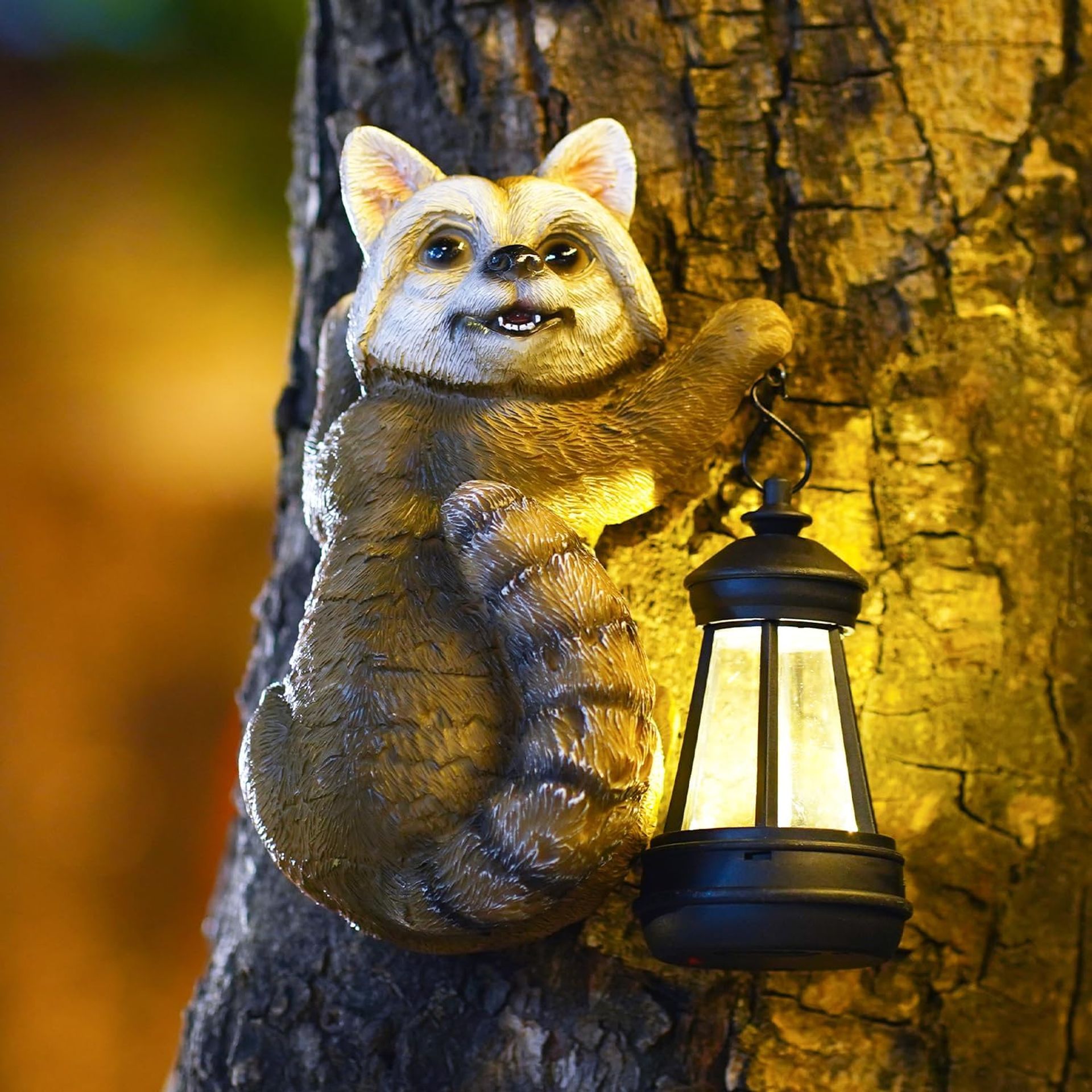 Garden Raccoon Tree Hugger Statue with Solar Lantern – Outdoor Animal Sculpture for Patio, Yard & Tree Décor, 20cm